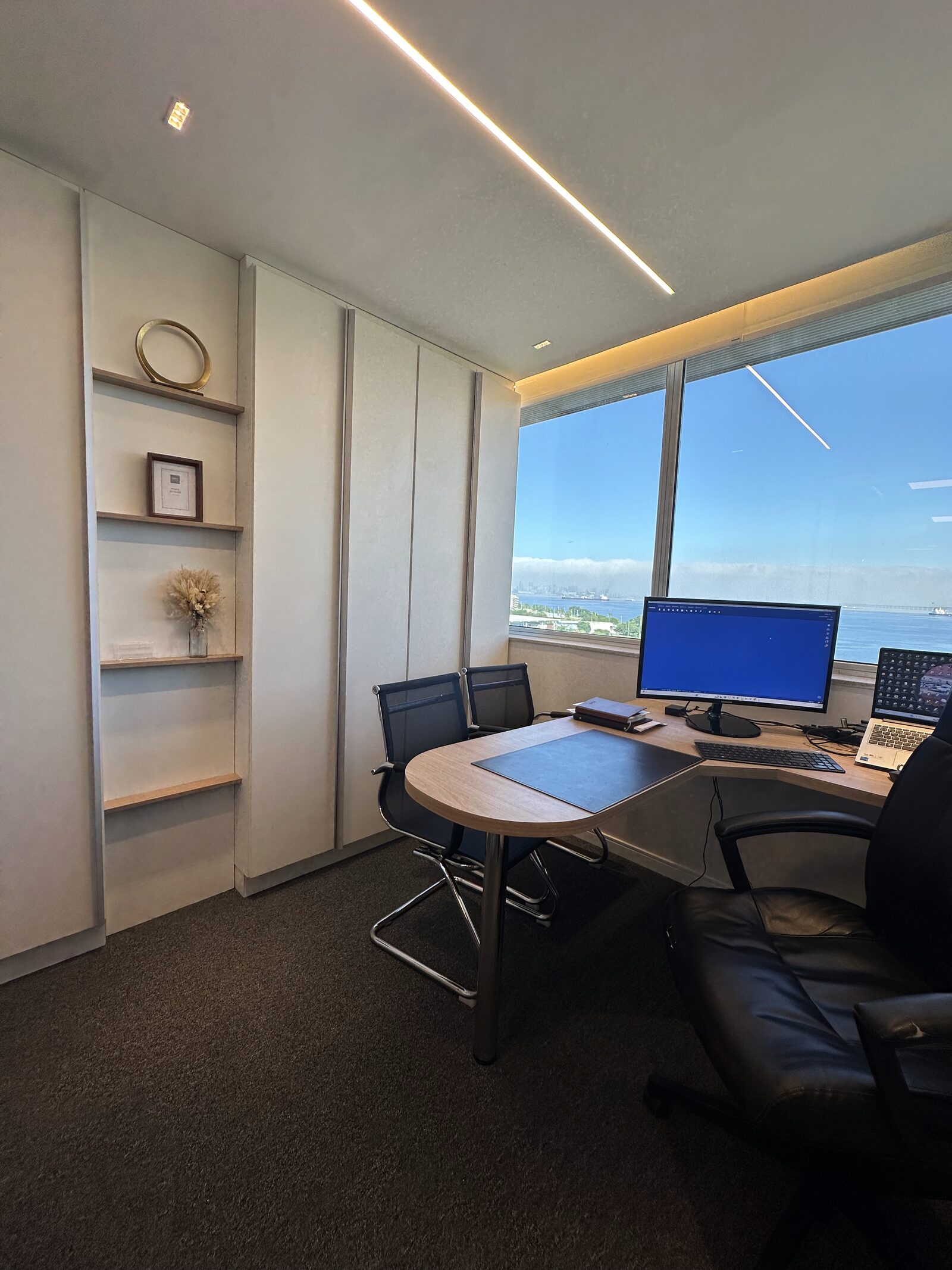 Mesa de reunião do escritório do Licenças.net usado pra atendimento de abertura de CNPJ